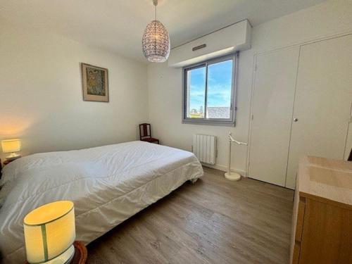 une chambre avec un lit et une fenêtre dans l'établissement Appartement T2 50m² - Balcon Sud - Centre Quiberon - Proche Plage - Parking - TV - 4 Pers - FR-1-478-191, à Quiberon