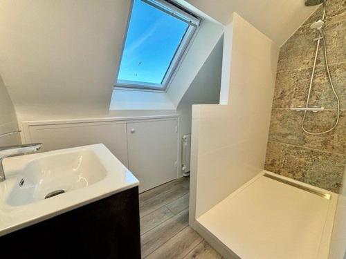 une salle de bain avec un lavabo et une douche avec une fenêtre dans l'établissement Appartement T2 50m² - Balcon Sud - Centre Quiberon - Proche Plage - Parking - TV - 4 Pers - FR-1-478-191, à Quiberon