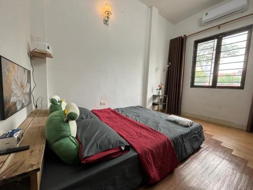 ein Schlafzimmer mit einem Bett mit einem Teddybär darauf in der Unterkunft Pan Housing Hostel & Residence in Hanoi