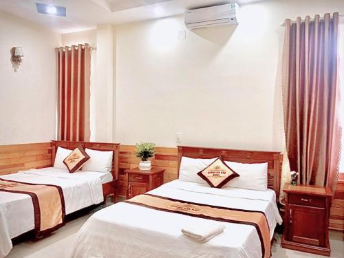 pokój hotelowy z dwoma łóżkami w obiekcie HOÀNG GIA BẢO KON TUM w mieście Kon Tum