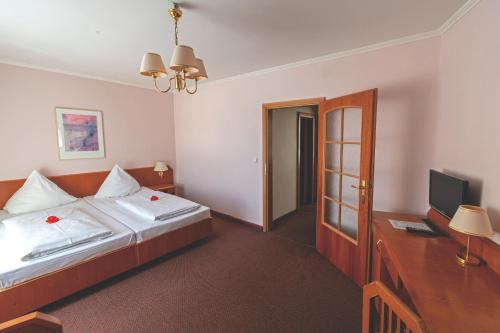 En eller flere senger på et rom på Hotel Poštovní dvůr