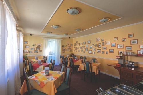 En restaurant eller et spisested på Hotel Poštovní dvůr