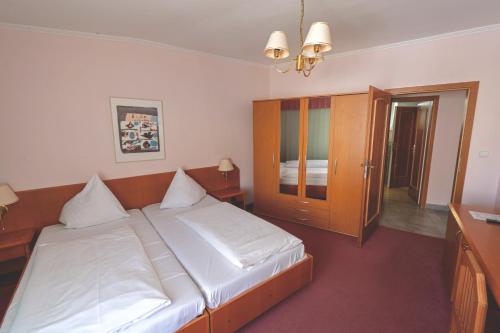En eller flere senger på et rom på Hotel Poštovní dvůr