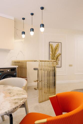 Χώρος καθιστικού στο Design Hotel "Mamu Apartment" with kitchen and mountain views