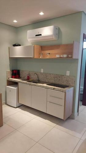 uma cozinha com um lavatório e um fogão em Apto no Villas BobZ - Barra Grande em Cajueiro
