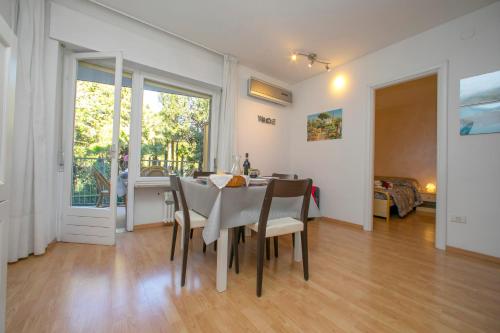 jadalnia ze stołem i krzesłami w obiekcie Riva Lago e Spiaggia Apartment - Happy Rentals w mieście Riva del Garda