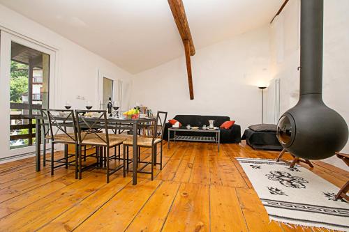 Casa Alla Grotta في آركو: غرفة معيشة كبيرة مع طاولة وكراسي