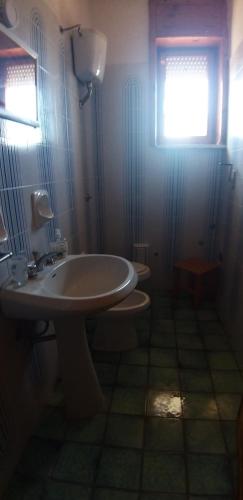 ein Bad mit einem Waschbecken und einem WC in der Unterkunft Il Palazzo in Trepuzzi