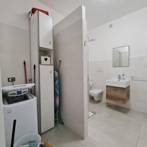 ein weißes Bad mit einem Waschbecken und einem WC in der Unterkunft La Bella Dimora in città in Castellammare di Stabia