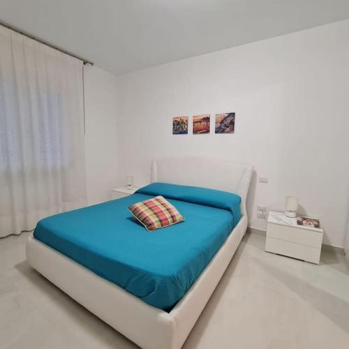 Bett in einem weißen Zimmer mit blauer Matratze in der Unterkunft La Bella Dimora in città in Castellammare di Stabia