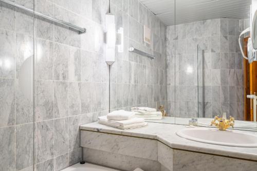 a bathroom with a sink and a mirror at Apartment Sonnleitner in Kötschach
