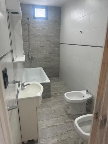 Bilik mandi di Departamento Nuevo y comodo con parking