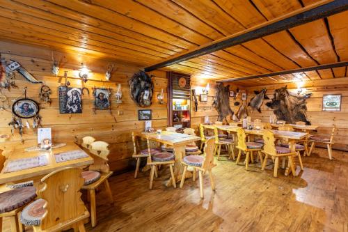 Εστιατόριο ή άλλο μέρος για φαγητό στο Country Saloon