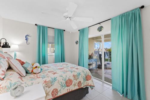 Krevet ili kreveti u jedinici u objektu Coral Cove Cottage Centrally Located Waterfront