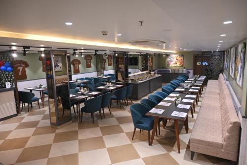 um restaurante com mesas e cadeiras num quarto em Ra Vista em kolkata