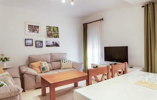 Μια τηλεόραση ή/και κέντρο ψυχαγωγίας στο 2 Bedroom Beautiful Home In Carmona