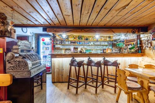 Ο χώρος του lounge ή του μπαρ στο Country Saloon