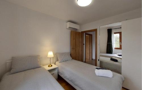 Ένα ή περισσότερα κρεβάτια σε δωμάτιο στο Lovely Home In Podpican With Wifi