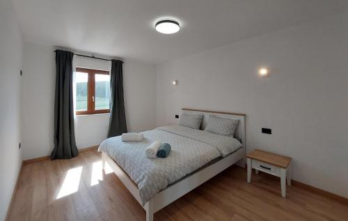 Ένα ή περισσότερα κρεβάτια σε δωμάτιο στο Lovely Home In Podpican With Wifi