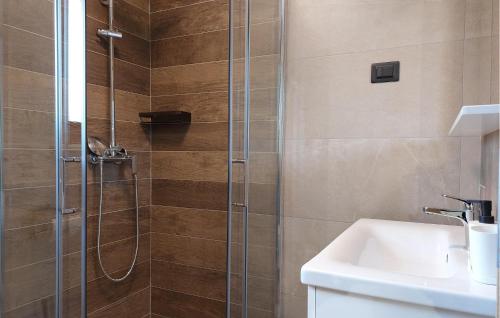 Ένα μπάνιο στο Lovely Home In Podpican With Wifi