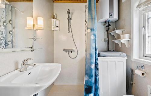 y baño con lavabo y ducha. en Gorgeous Home In Melby With Kitchen, en Melby