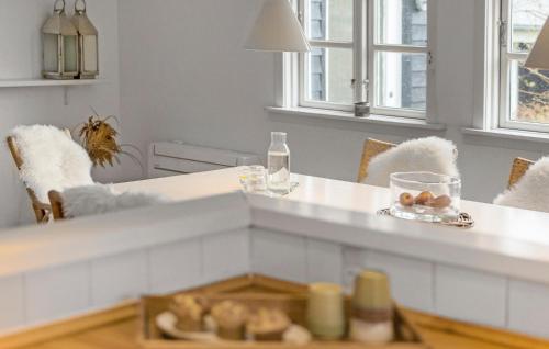 comedor con mesa blanca y sillas en 3 Bedroom Awesome Home In Hornbk, en Hornbæk