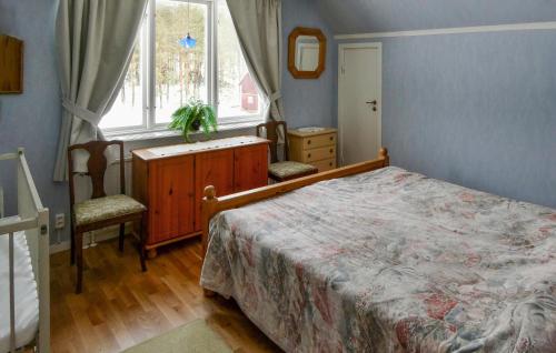 1 Schlafzimmer mit einem Bett, 2 Stühlen und einem Fenster in der Unterkunft Gorgeous Home In Vimmerby With Kitchen in Vimmerby