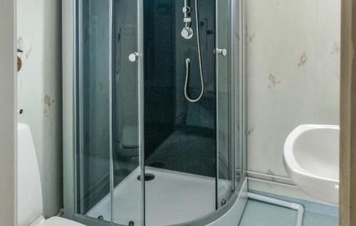 eine Glasdusche im Bad mit Waschbecken in der Unterkunft Gorgeous Home In Vimmerby With Kitchen in Vimmerby