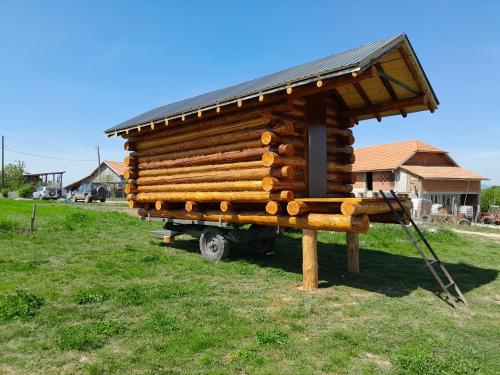 una cabaña de madera en un remolque en un campo en Bungalov, en Miroč
