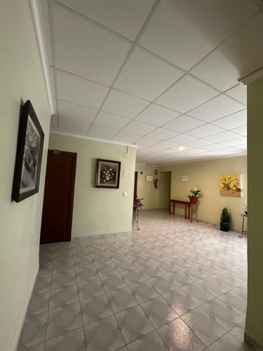 HOTEL MIRAMAR في توريبلانكا: غرفة كبيرة ذات سقف أبيض وأرضية من البلاط