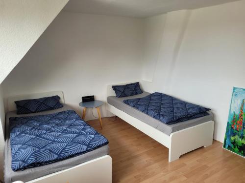 Un pat sau paturi într-o cameră la City- und Messeapartment Hildesheim