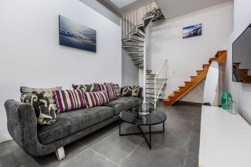 Posezení v ubytování Private duplex home in the heart of St Julians