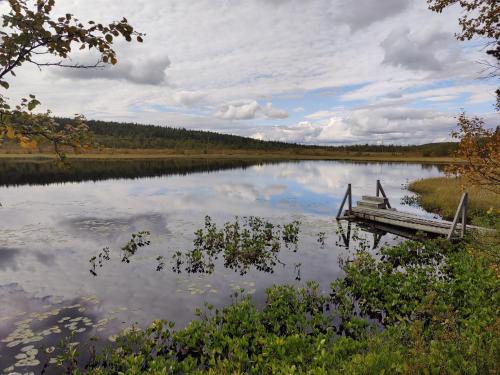 ein Dock in der Mitte eines Sees in der Unterkunft Wilderness Cabin Hukkajärvi (no electricity,no running water) in Karesuvanto