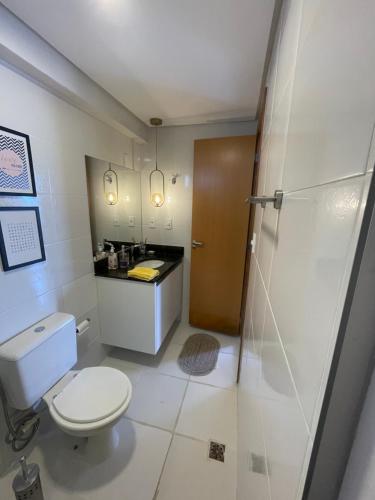 La petite salle de bains est pourvue de toilettes et d'un lavabo. dans l'établissement Apartamento Moderno - Centro Luís Eduardo Magalhães - Mobiliado, à Luís Eduardo Magalhães