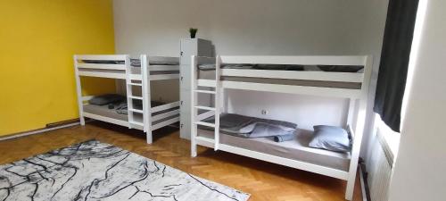 Katil dua tingkat atau katil-katil dua tingkat dalam bilik di Waterfall Hostel