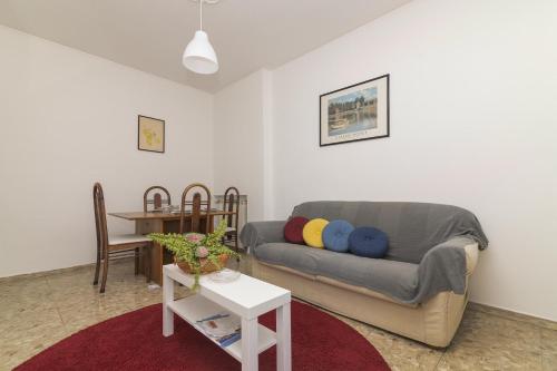 un soggiorno con divano e tavolo di Casa del Colonello - Happy Rentals a Vallecrosia
