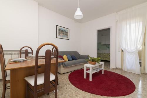 un soggiorno con tavolo e divano di Casa del Colonello - Happy Rentals a Vallecrosia
