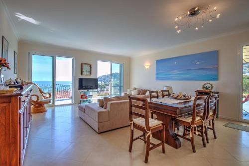 Televízia a/alebo spoločenská miestnosť v ubytovaní Villa Lucia Riviera dei Fiori Pool - Happy Rentals