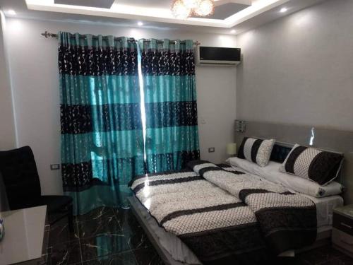 - un salon avec un lit et un rideau dans l'établissement زهراء المعادي الطريق الدائري بجوار مودرن اكاديمي وكارفور, au Caire