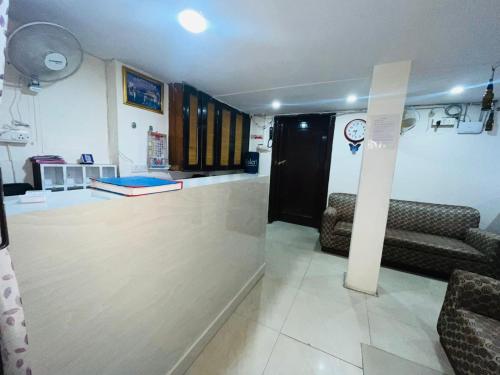 - un salon avec un canapé et une table dans l'établissement Hotel Badal Inn - Safdarjung Enclave, à New Delhi