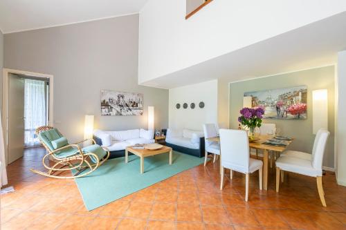 sala de estar con sofá y mesa en Riva Del Caolino - Happy Rentals en Ispra