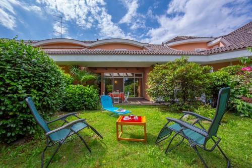 dos sillas y una mesa en el patio de una casa en Rododendro Rosso - Happy.Rentals en Ispra