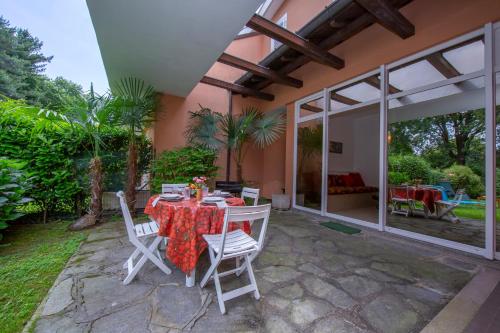 patio con mesa y sillas en Rododendro Rosso - Happy.Rentals en Ispra