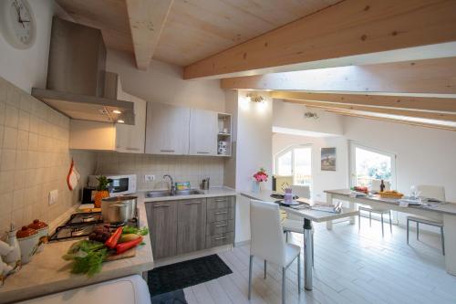 A kitchen or kitchenette at Silver Lake Apartment - Happy Rentals