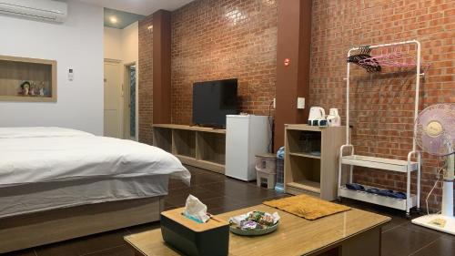 - une chambre avec un lit et un panier de basket dans l'établissement Play Kimnen B&B, à Jincheng