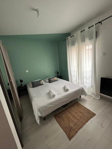 ein Schlafzimmer mit einem Bett und einem großen Fenster in der Unterkunft Logementprivatif en famille à Disney in Montry