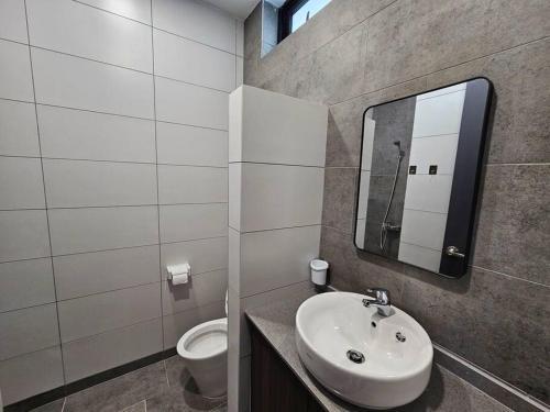 Koupelna v ubytování Lovely Podium CityView 3Bedroom with Pool A1