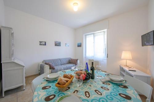 ein Wohnzimmer mit einem Tisch und einem Sofa in der Unterkunft Casa Al Caprifoglio 600 Mt From Beach - Happy Rentals in Ispra
