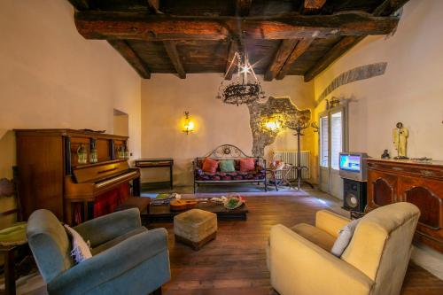 a living room with couches and a tv at Residenza Il Glicine di Lesa in Lesa