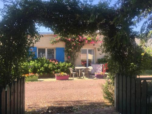 Κήπος έξω από το Le Gîte Fleuri - Plain-pied - Spacieux - Calme